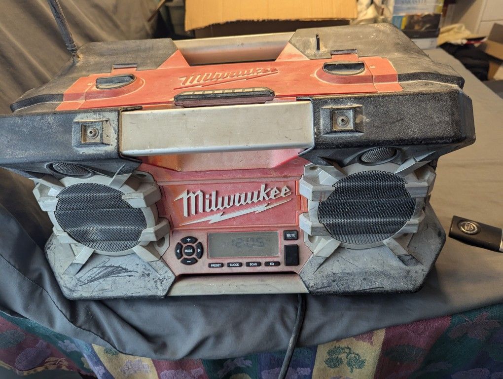 Milwaukee Radio/Battery Charger