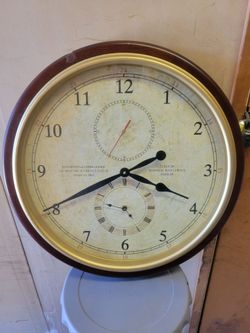 Round wall clock