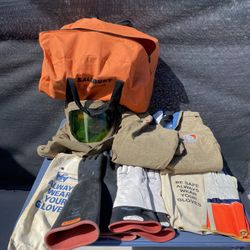 Salisbury by Honeywell Arc Flash Kit 40 Cal/ cm2 (Size M)  Helmet have cooler fun in the back ** Suite is wear for picture  only **  Only gloves 🧤 ha