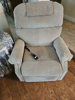 Lift Recliner Chair In Excellent Working Condition