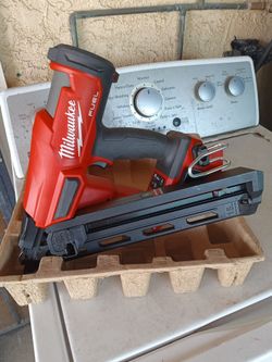 Milwaukee
M18 FUEL 18-Volt Lithium-Ion Brushless Cordless Gen II 15-Gauge Angled Finish Nailer (Tool-Only) poco uso