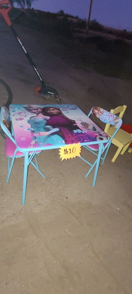 🎃👻FROZEN CHAIR AND TABLE👻🎃