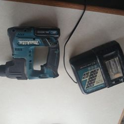 Makita 9/16" Hammer Drill With Charger 