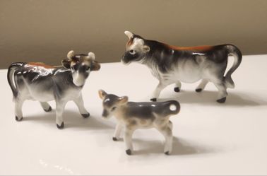 Vintage Set Of Three Minature Cow Family Figurines