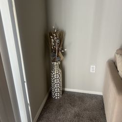 Gold & White Vase With Stalks 