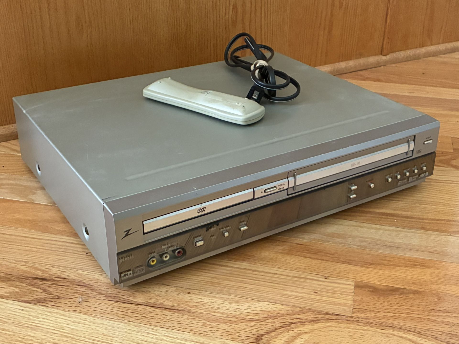 Zenith XBV243 DVD VCR Combo Player VHS Player Recorder with Remote
