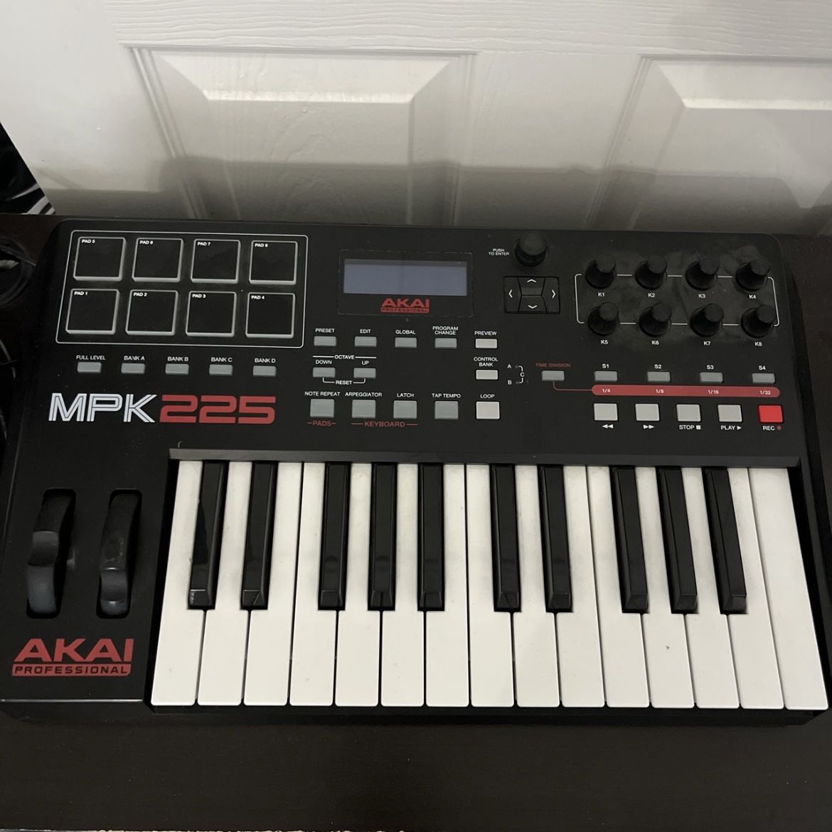 Akai MPK 225 (Keyboard Controller)