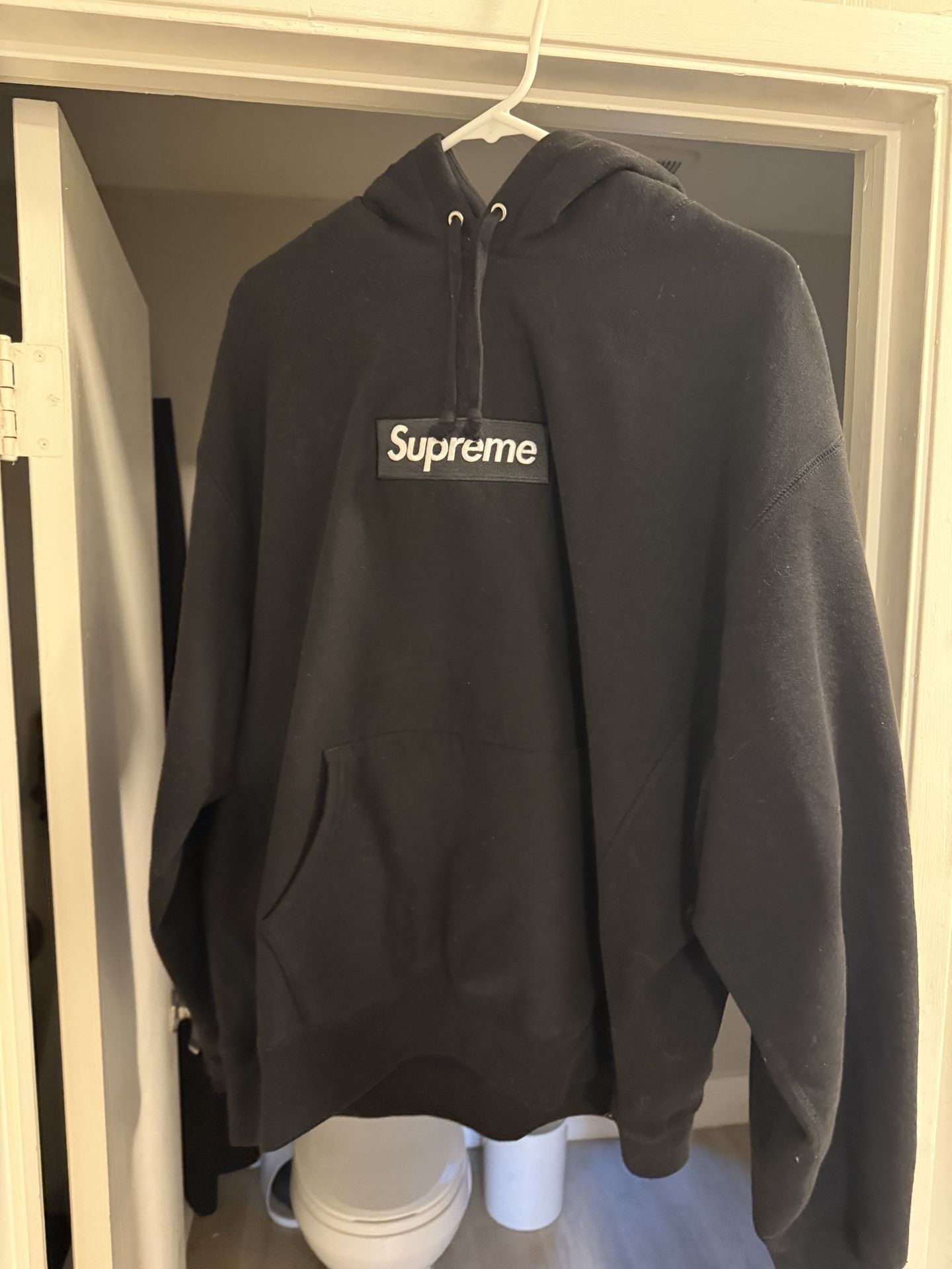 SzL Supreme bogo box logo Black