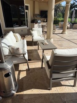 Excellent outdoor lanai set