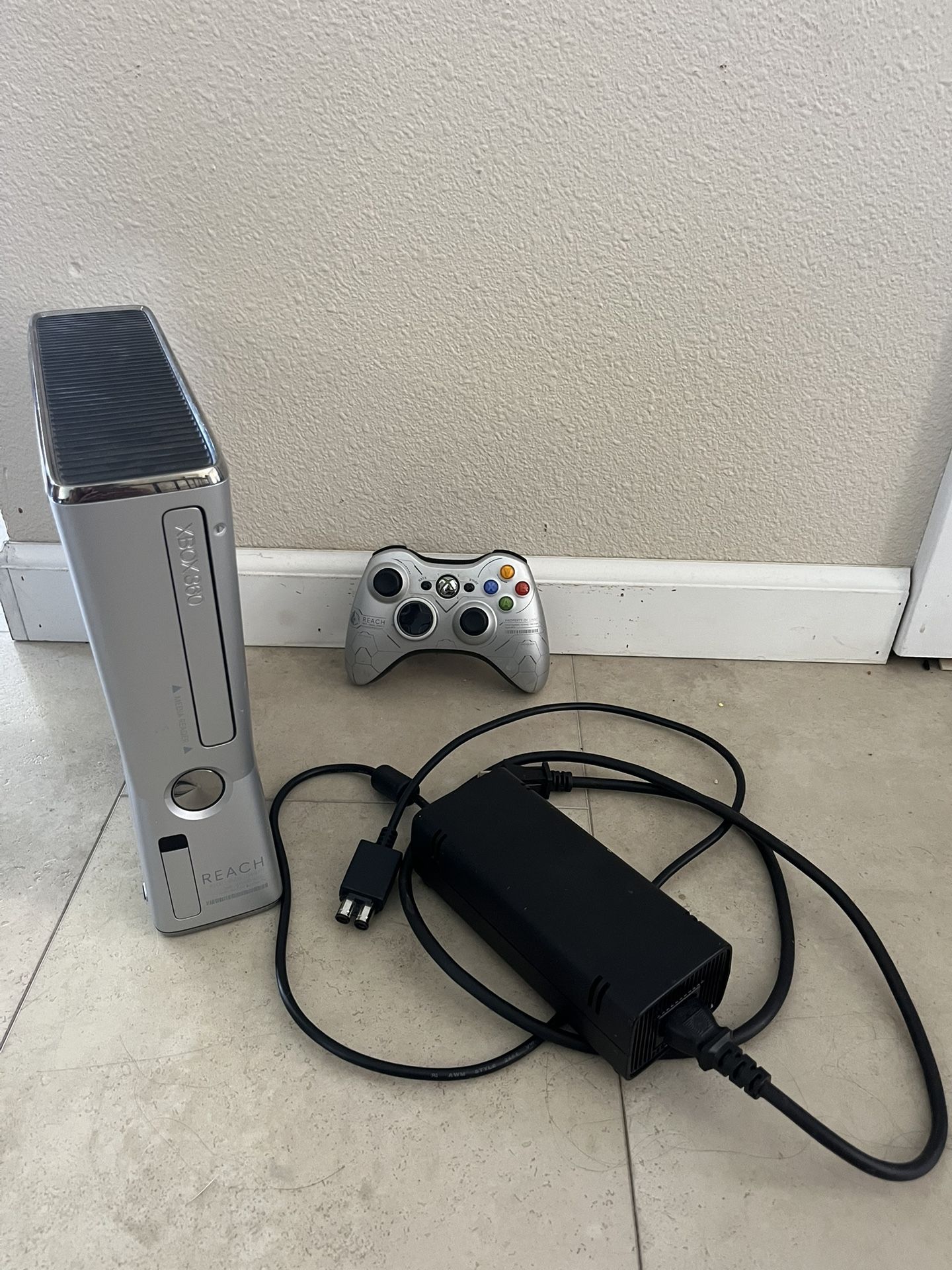 XBOX 360 Halo Reach Console / Controller / Power