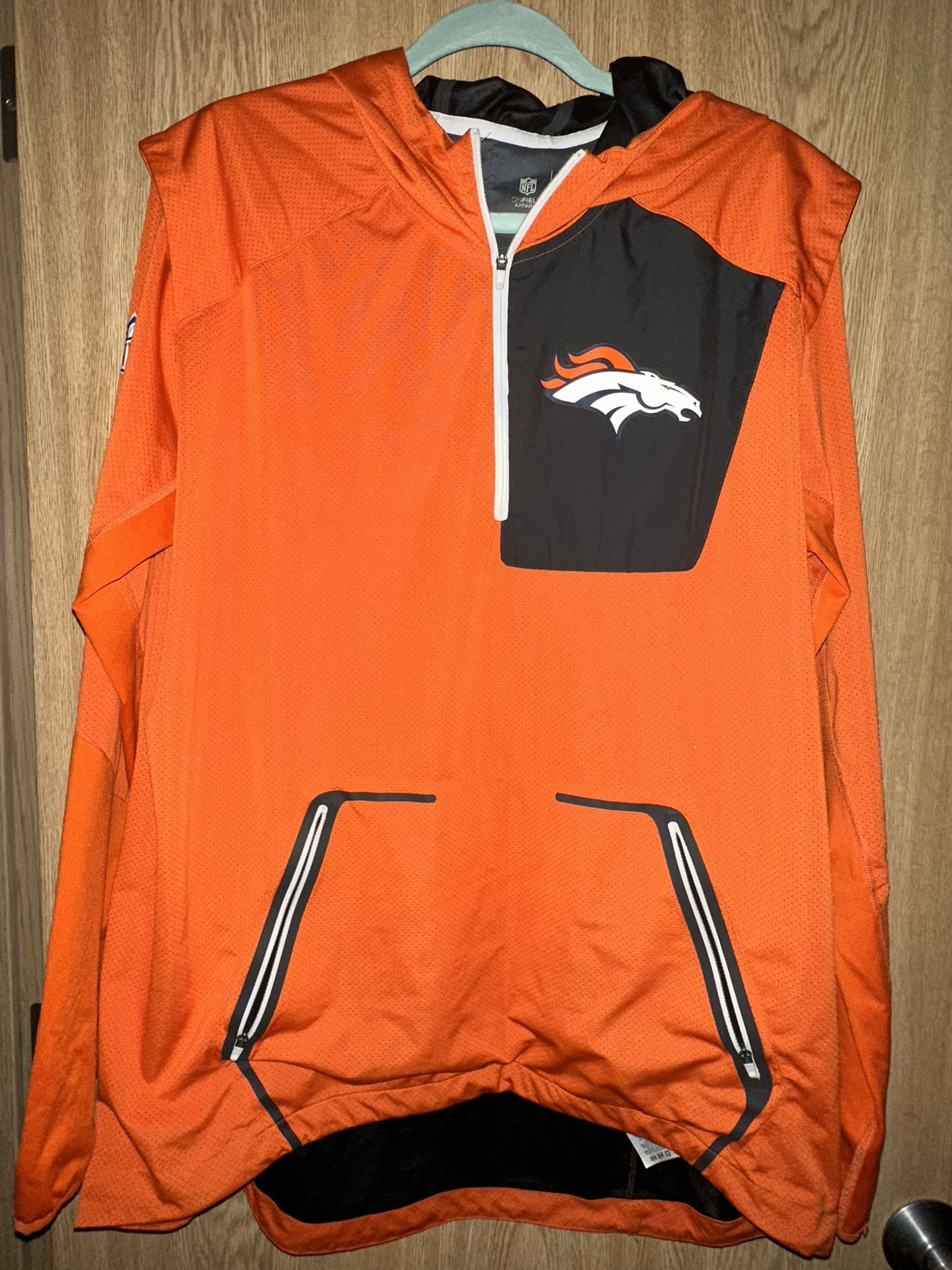 Denver Bronco Pullover Windbreaker Large & 3XL