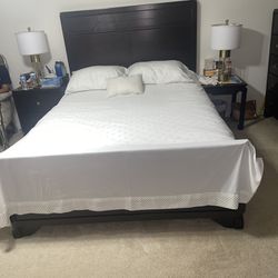Queen bedroom furniture set 