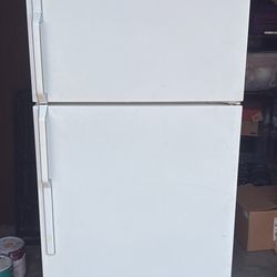 Hotpoint White refrigerator 