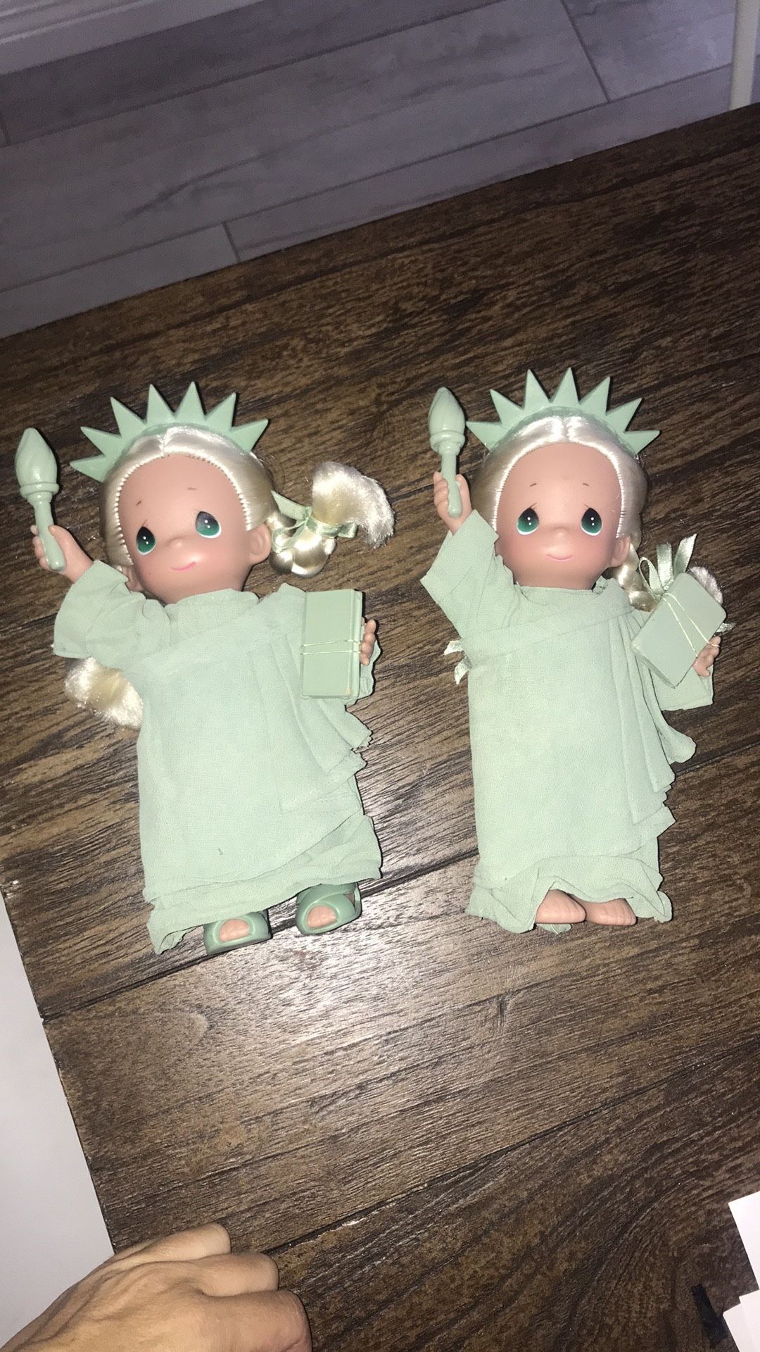 2 statue liberty precious moments dolls 1 missing shoes nwot