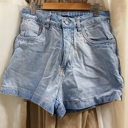 Woman's shorts