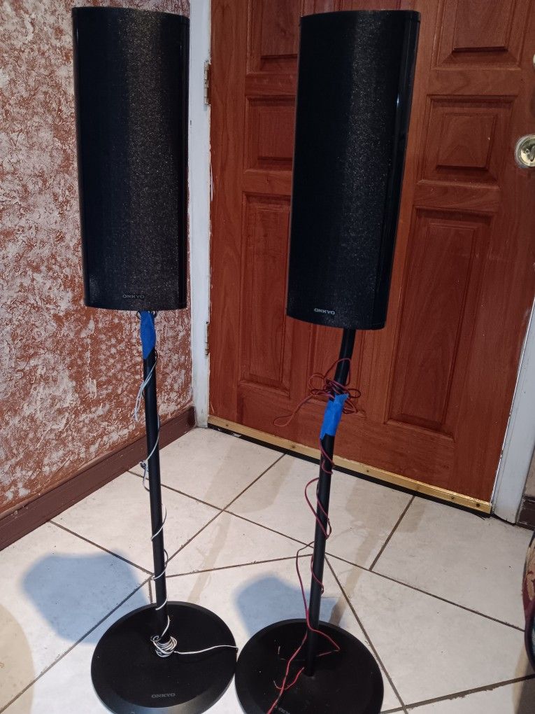 ONKYO SPEAKERS WITH STAND AND CABLE CONECTOR