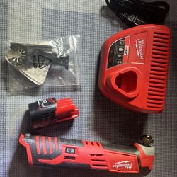 Milwaukee M12 12-Volt Lithium-Ion Cordless Oscillating Multi-Tool with M12 2.0Ah Battery and Charger
