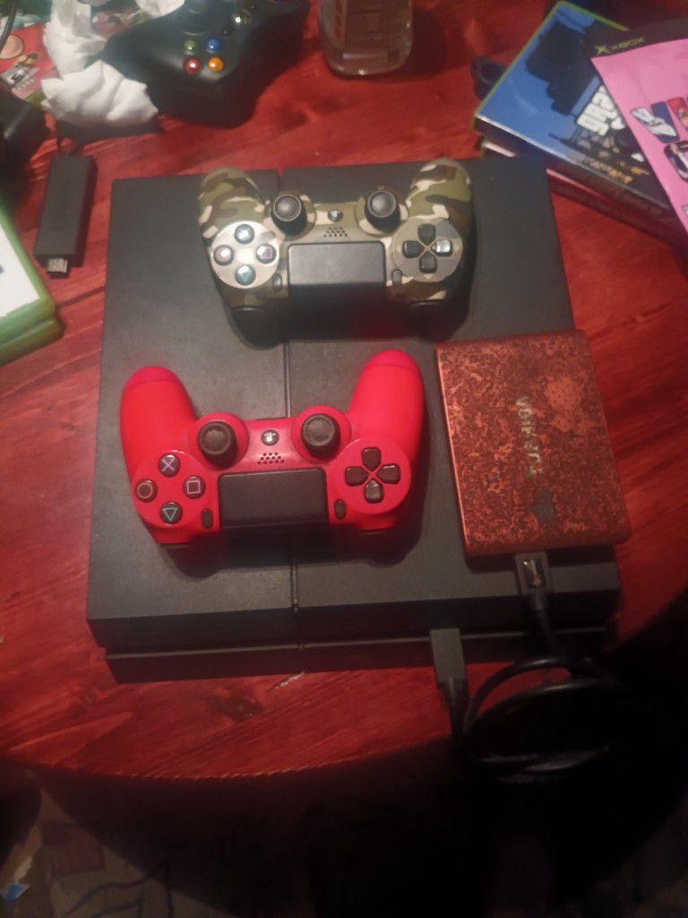 PS4 + 2 Controllers And External Harddrive 