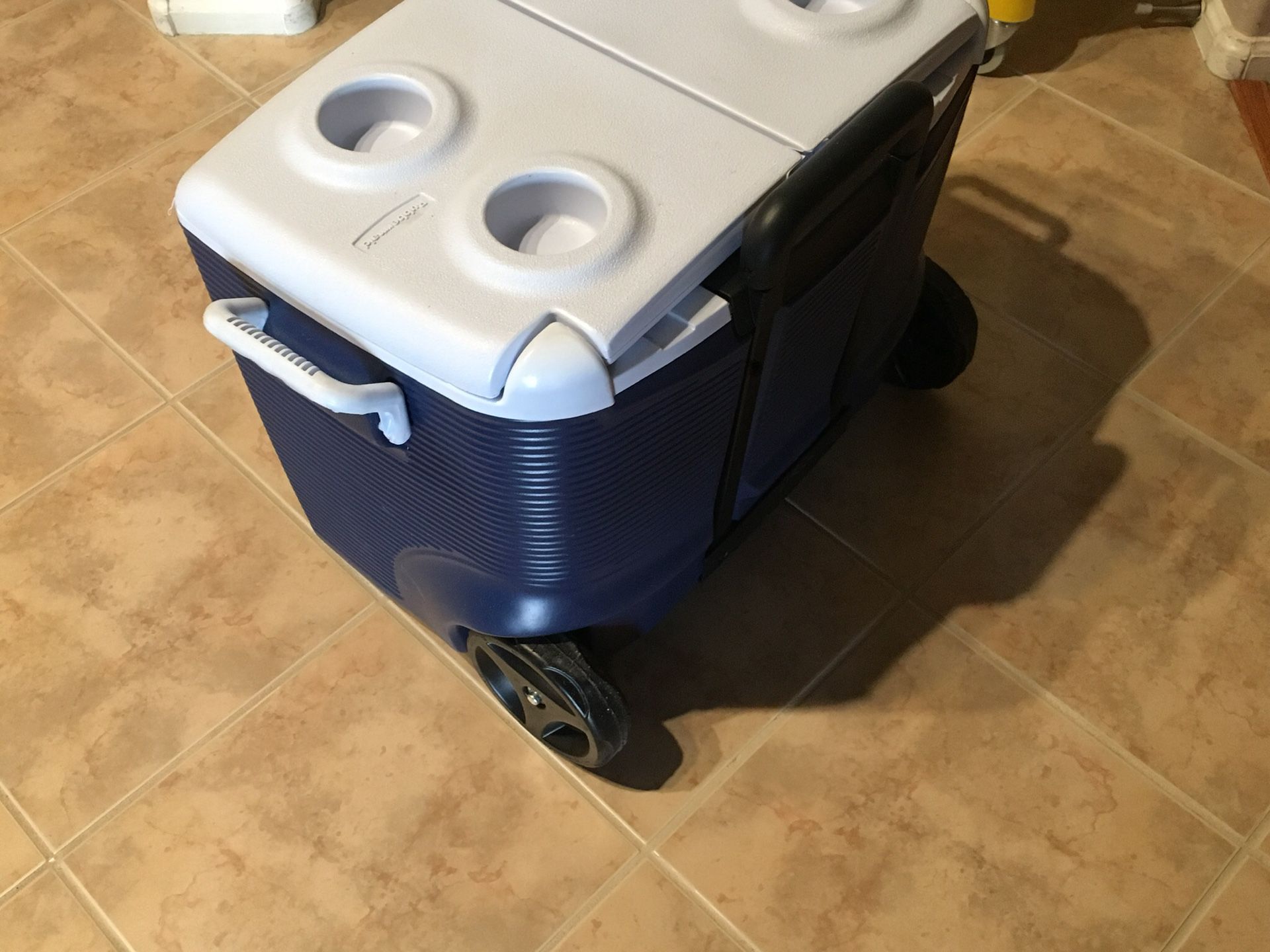 Rolling ice chest cooler