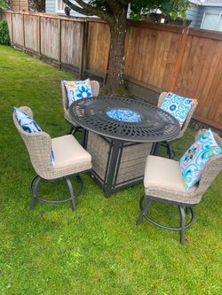TALL TABLE WITH FIRE PIT AND BAR STOOLS !