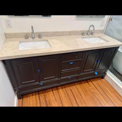 Bathroom vanity Like New just the two thing, including the faucets
