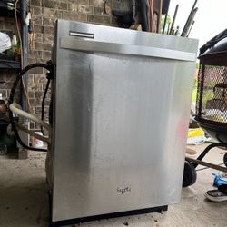 Whirlpool Dishwasher - Model WDT710PAYM3