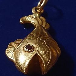 RARE ANTIQUES HANDMADE 18K. YELLOW FOLD LUCKY FISH & TWO  RUBY EYES.
WEIGHT: 4.0 GR.
DIAMETER: 1.5X0.8 INCHES.