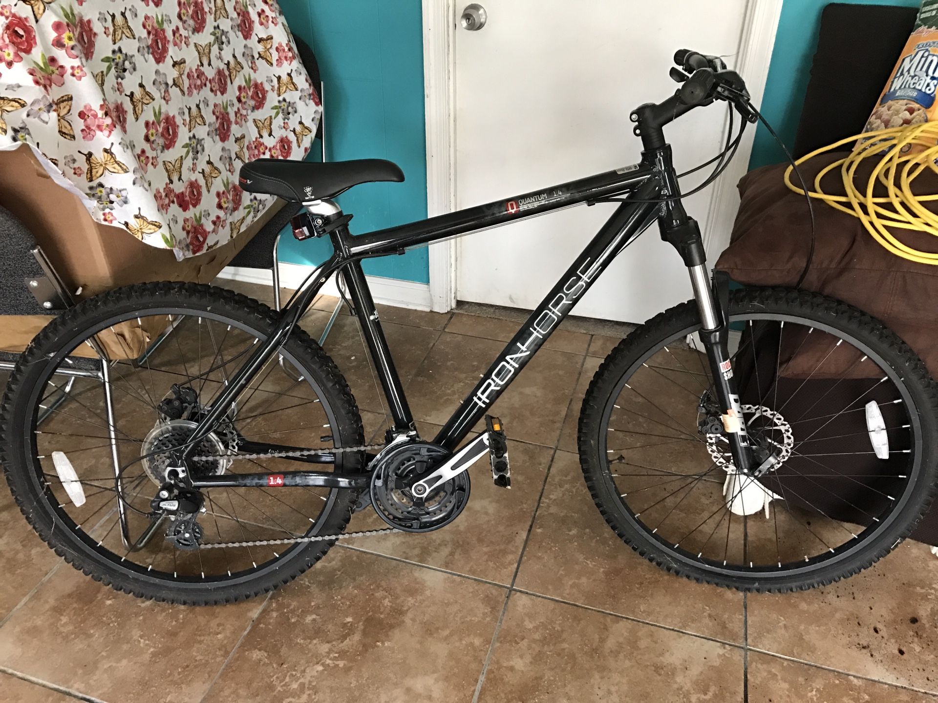 Iron horse Mountain/pavement Mens bike. Rarely used.