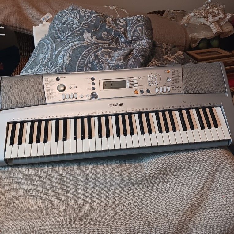 YAMAHA YPT 300 KEYBOARD 61 KEYS