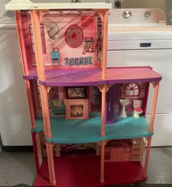 Mattel Three story dollhouse Barbie dream home townhouse 2008 with built-in TV shower kitchen