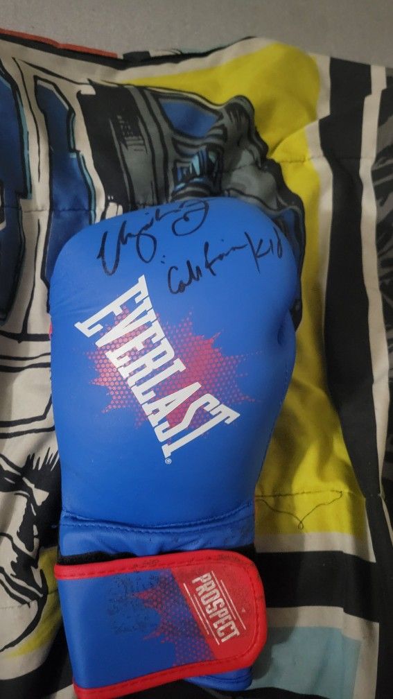 urijah faber Signed Glove