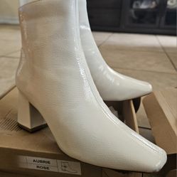 Journee Collection White Boots Size 7