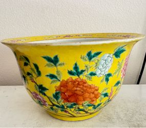 Antique Chinese Qing Dynasty Famille Rose Yellow Ground Floral Porcelain pot