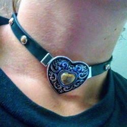 LeAtHeR HeArT ChOkEr