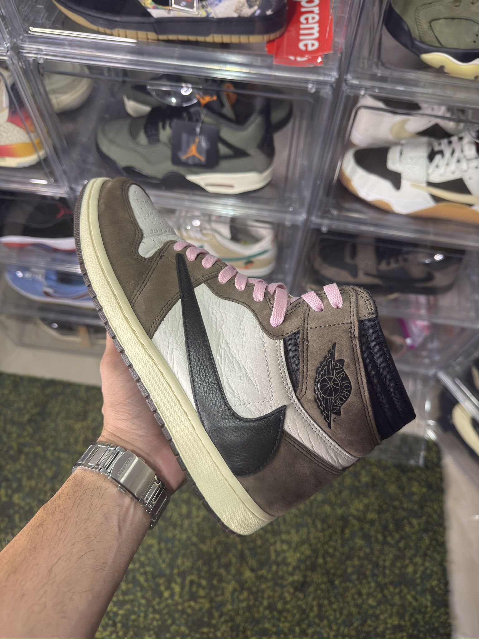 Jordan 1 Travis Scott