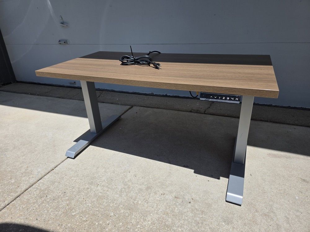 Motorized Standing Desk - Excellent Condition 