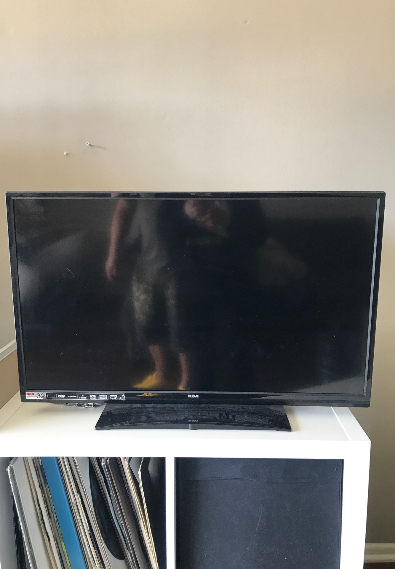 RCA 32 inch flatscreen tv with dvd portal!