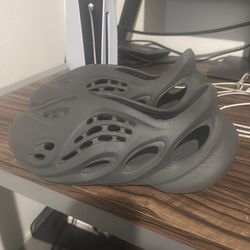 Foam runners size 10