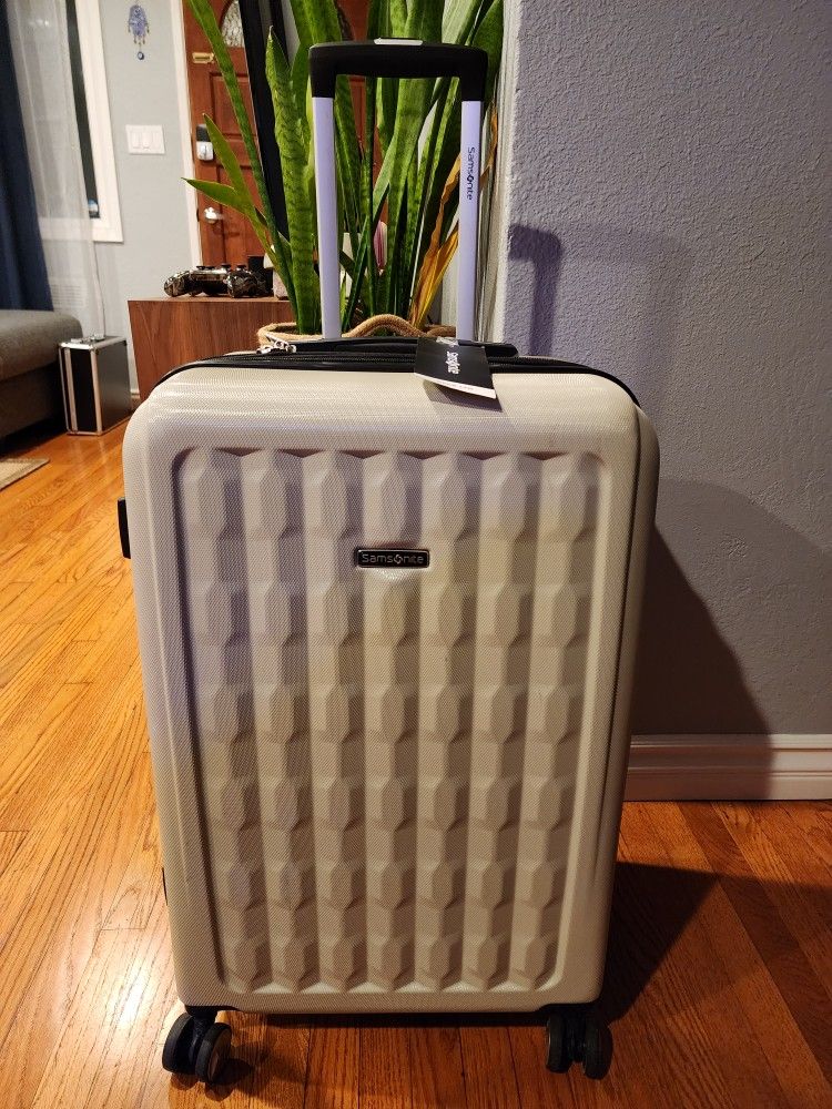 Samsonite Beck LTD 24" Suitcase