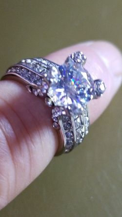 Gorgeous WOMAN'S round cut wedding engagement promises ring size 6.0