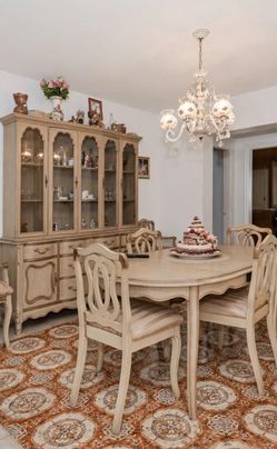 China cabinet table and chairs! Need out!
