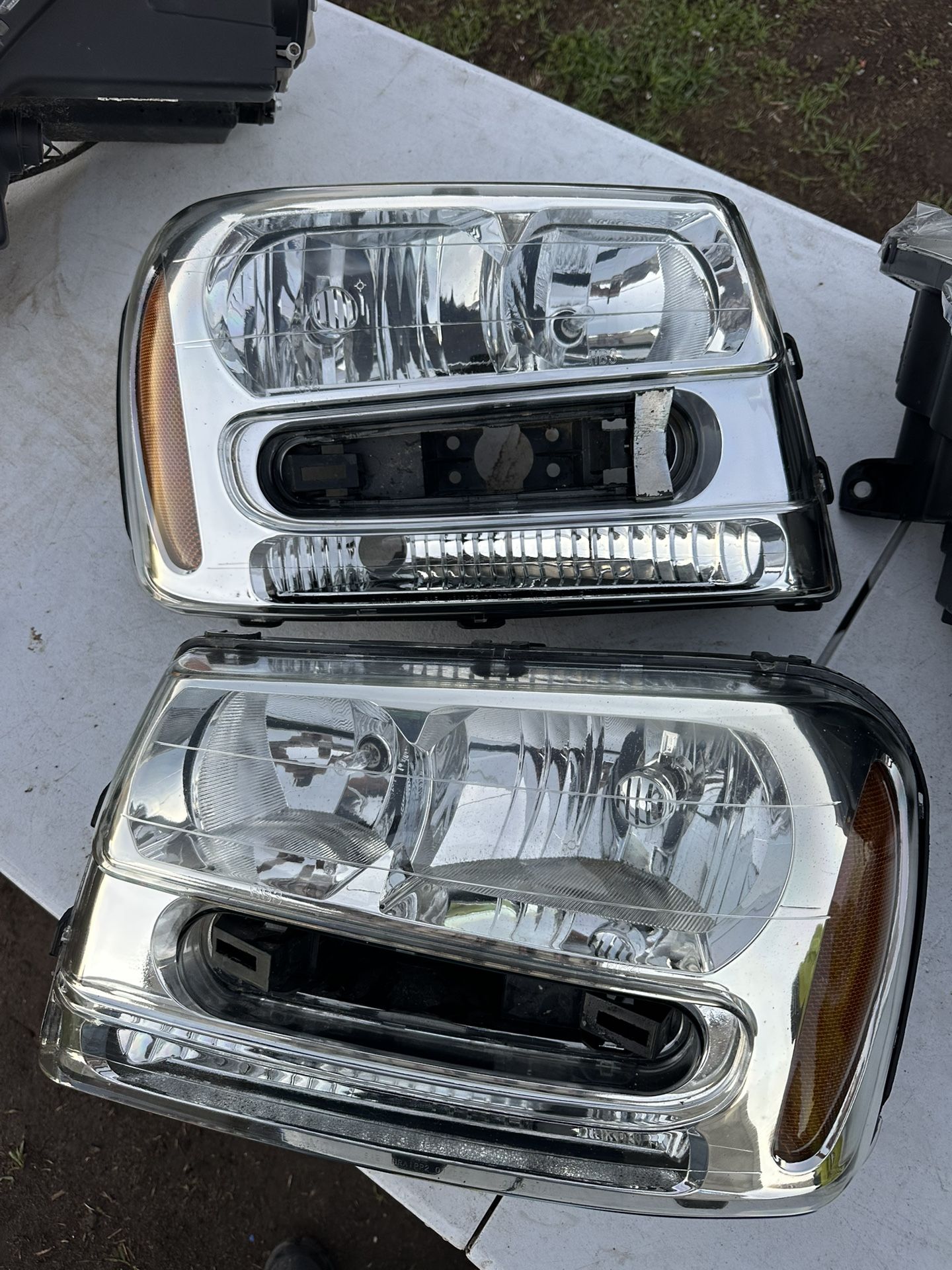 Chevy Trailblazer Headlights 02-09