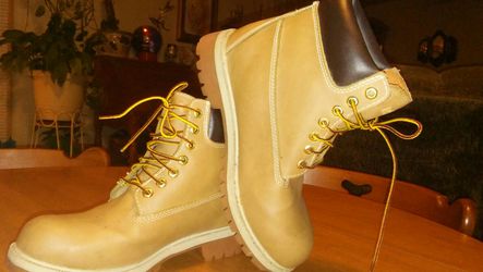 Size 8 RUGGED OUTBACK leather boots