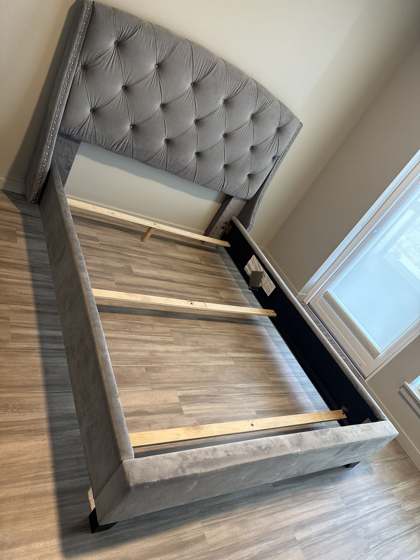 Another Beautiful Queen Bed In Totem Lake