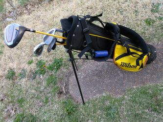 KIDS GOLF CLUBS AND BAG. READ DETAILS