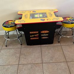 PAC MAN ARCADE W/STOOLS