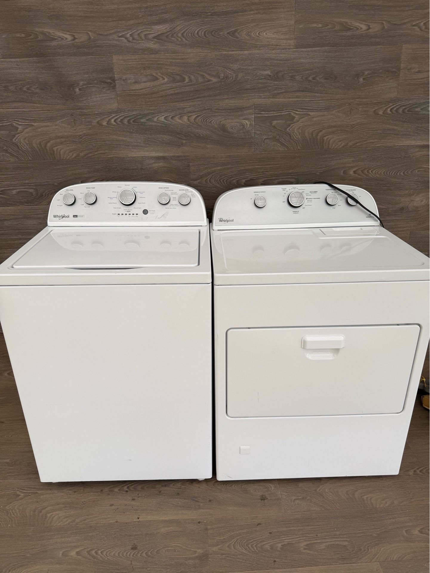 Whirlpool washer and gas dryer laundry set
