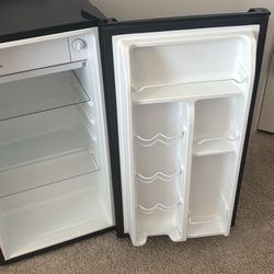 GALANZ mini fridge