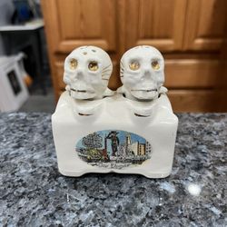 Vintage Ceramic Las Vegas Bobbleheads pair of salt and pepper shakers.  Size approximately 3 1/4 inches wide and 3 1/2 inches tall.  Made in Japan sti