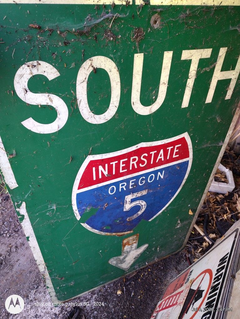 "COME GET IMMEDIATELY" RETIRED ORIGINAL INTERSTATE 5 OREGON HIGHWAY/Street Metal SIGN